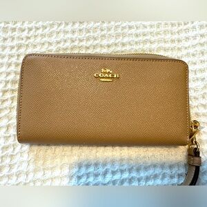 COACH Pebbled Leather - Taupe - Zippered Wallet